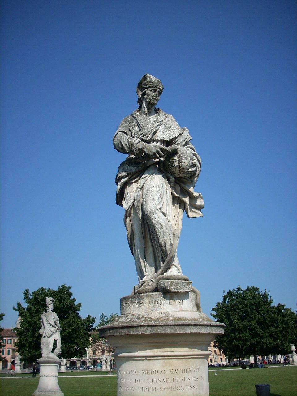 Peter%20of%20Abano%20statue%2C%20Prato%20della%20Valle%2C%20Padua%20-%2002.JPG